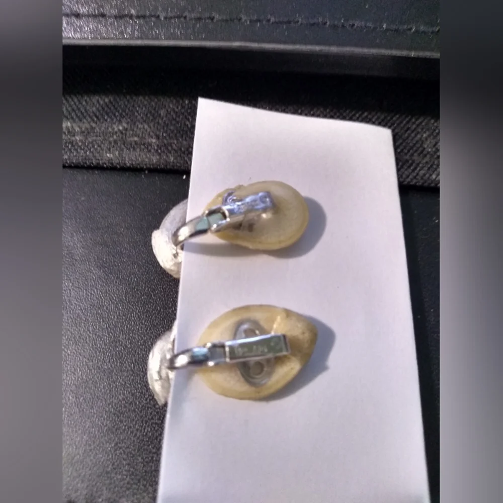 Vintage Pair of Trifari Clip-On Earrings, Silver Leaf Pattern, Signed - Picture 3 of 4